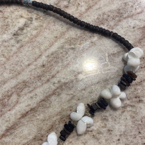 Beaded abalone shell moon shell & beaded necklace about 19 inches. Screw closure - Picture 3 of 7